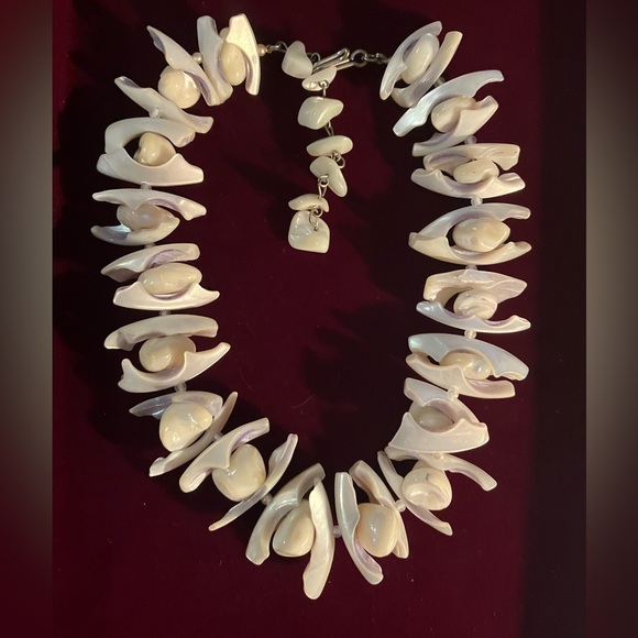 Elegant Mother of Pearl and Cream Shell Necklace in Box - Picture 1 of 1